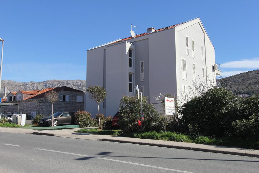 Adrian Apartament *